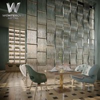 Cloison en verre artistique en acier inoxydable haut de gamme, sur mesure, avec finition PVD, idéale pour les hôtels de luxe, les salons et les halls d'entrée.