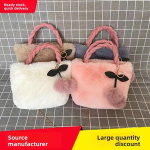 Nuova <span class=keywords><strong>Borsa</strong></span> a Tracolla Stile Ciliegia in Finta Pelliccia di Coniglio <span class=keywords><strong>con</strong></span> Catena alla Moda, Design in Peluche, Grande Capacità, Fodera in Poliestere <span class=keywords><strong>con</strong></span> Cartone Animato Carino - Product Image 3