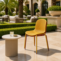 Chaise de restaurant légère et empilable, design à lattes, résistante aux UV et aux intempéries, idéale pour hôtel et jardin