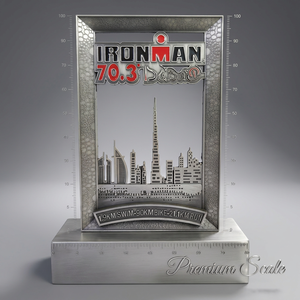 Trophée de triathlon IRONMAN du Moyen-Orient personnalisé, écologique, imprimé UV, avec base en métal en forme de silhouette de ville en 3D - Product Image 4