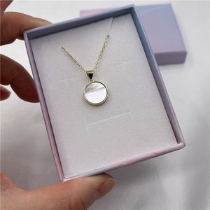 Collier NFC miniature durable GETSMART GSC-WNJ-Moon avec finition en or 14 carats et nacre, bijoux NFC tendance pour un usage quotidien - Product Image 2