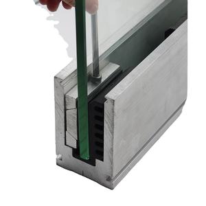 מעקה זכוכית ברזל בסיס נעל אלומיניום - Product Image 1