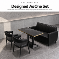 Ensemble de mobilier commercial pour café et restaurant : banquette en cuir noir capitonnée, table en bois avec base en fonte