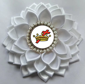 Fiore in raso bianco con spilla Kanzashi JJ 1938 JJOA (Jack and Jill of America) con strass e gioielli - Product Image 3