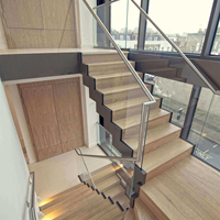 Escalier en zigzag intérieur avec balustrade en verre entièrement transparente