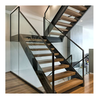 Escalier droit moderne en acier durable pour intérieur, avec marches en bois massif et garde-corps en verre, idéal pour les halls d'appartements