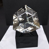 Trophées en cristal transparent de style nouveau, cube en cristal personnalisé avec base noire