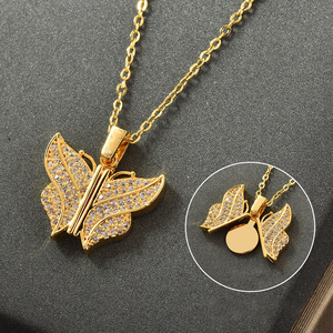 Collier tendance pour femme en acier inoxydable, motif trèfle à quatre feuilles et papillon, idéal pour les couples. - Product Image 4
