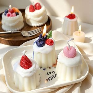 เทียนหอมกลิ่นเค้กผลไม้ สตรอว์เบอร์รีครีม ขนมหวานทำมือจากขี้ผึ้งถั่วเหลือง งานฝีมือจำลองอาหาร กลิ่นหอมเป็นของขวัญ - Product Image 3