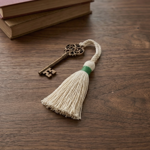 Décoration de porte-clés en laiton avec pompon crème et bande verte, accent bohème pour la maison, à suspendre en intérieur, pour la décoration du salon - Product Image 1