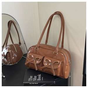 กระเป๋าสะพายพาดลำตัวหนังเงามีหลายช่องพร้อมโบว์และกระดุม - Product Image 3