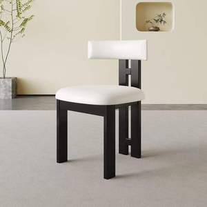 Sedia da pranzo moderna in legno massello imbottita stile Navia per visitatori, sedia da pranzo laterale in pelle dal design nordico per ristoranti - Product Image 3