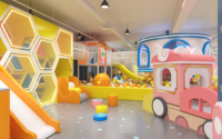 Aire de jeux intérieure commerciale pour enfants, thème Macaron Candy House, avec château gonflable, toboggan, piscine à balles et unité de jeu fusée, pour centre commercial