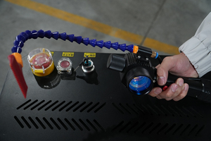 Machine de nettoyage laser pulsé portative conviviale 100W 200W pour la préparation des surfaces de pièces automobiles - Product Image 2