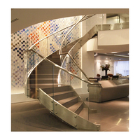 Villa de luxe moderne Escalier suspendu d'intérieur en chêne rouge en métal Escalier flottant en bois