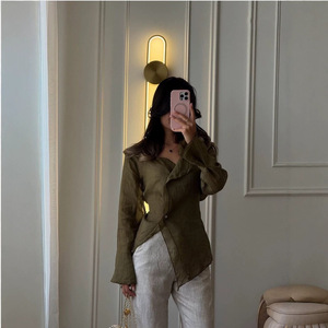Blus Wanita Gaya Eropa dengan Ikat Pinggang, Kemeja Desainer V-Neck dengan Potongan Asimetris, Atasan Kasual Elegan untuk Wanita, Model Slim <span class=keywords><strong>Fit</strong></span> - Product Image 3