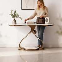 Console d'entrée minimaliste haut de gamme avec plateau en marbre blanc et structure en métal noir artistique