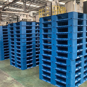 Palettes en plastique surélevées sur mesure avec espace de dégagement supplémentaire pour chariots élévateurs industriels à roues épaisses - Product Image 3