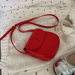 Mini sacoche rouge à bandoulière avec boucle magnétique pour femme, collection Printemps 2024, tenues de tous les jours - Product Image 1