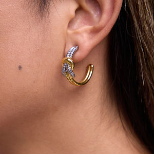 J & D原创设计时尚结耳环18k镀金不锈钢经典双色螺纹CC箍耳环 - Product Image 5