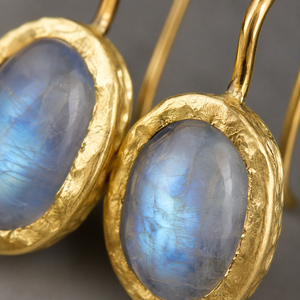 Eleganti Orecchini Pendenti con Perline Color Pietra Lunare, Tono Dorato Scintillante per Donne - Product Image 5