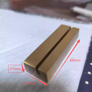 Porta Biglietti da Visita in Ottone Massiccio da 6 cm - Supporto Minimalista per Biglietti da Visita e Clip Portafoto per Scrivania, Numeri da Tavolo per Matrimoni e Prezzi al Dettaglio - Product Image 1