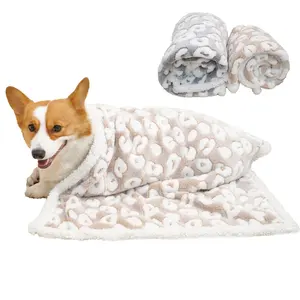 Accessoires pour chiens 2023 lavable doux polaire impression chien couverture en gros petit pliant hiver tapis pour animaux de compagnie couverture pour chiens sommeil