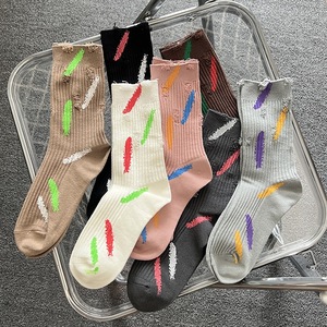 Calcetines de algodón retro para mujer, estilo rasgado, con efecto salpicado de tinta, a media pantorrilla, tipo mendigo, con doble aguja y doble capa de tejido, tendencia Hip Hop - Product Image 1