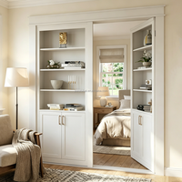 Élégante bibliothèque blanche double avec porte dissimulée, armoires de rangement fermées, porte secrète pour chambre à coucher