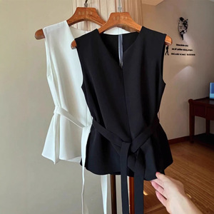 <span class=keywords><strong>Gilet</strong></span> de costume élégant noir et blanc pour <span class=keywords><strong>femme</strong></span>, collection Printemps-Automne 2026, coupe ajustée <span class=keywords><strong>avec</strong></span> <span class=keywords><strong>ceinture</strong></span>, sans manches, style veste courte à motif cheval. - Product Image 4