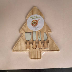 Juego de tablas para pizza con 4 cuchillos para queso, bandeja de madera en forma de árbol para servir frutas y pizza - Product Image 1