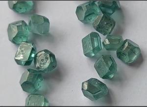 Diamant brut de laboratoire vert HPHT CVD non taillé pour la fabrication de bijoux et les applications en gemmologie - Product Image 2