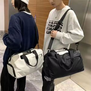 Muestra gratuita de bolsa de lona de poliéster rosa grande, acolchada, con diseño personalizado, para mujer, ideal para viajes y gimnasio, con logo. - Product Image 4