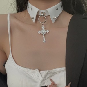 Collar gótico de cuero con cruz y tachuelas negras, accesorio de moda unisex para fiestas. - Product Image 2