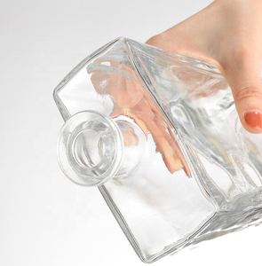 Bouteilles carrées en verre transparent pour vin et whisky de 500 ml/700 ml/750 ml avec bouchon en liège et surface givrée personnalisée - Product Image 4