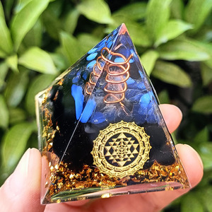 Pyramide en résine époxy avec galets de cristal, ornement de bureau, décoration d'aquarium, cadeau - Product Image 2