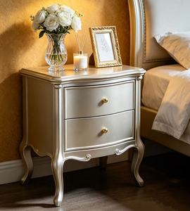 Table de chevet de luxe en bois massif couleur or champagne, avec 2 tiroirs incurvés, boutons en laiton ronds et pieds cabriolés, pour chambre à coucher - Product Image 3