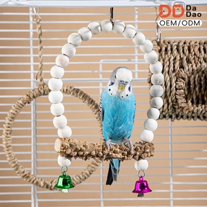 Jouet suspendu en bois pour perroquets et oiseaux, balançoire en bois de poivre avec perles en bois naturel et clochette, pour le nettoyage des griffes et le soulagement de l'ennui, jouet de cage - Product Image 1