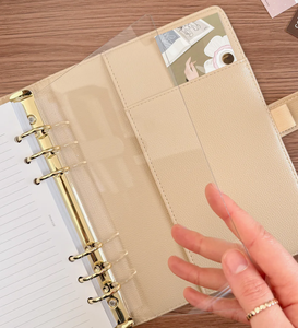 <span class=keywords><strong>Copertina</strong></span> per <span class=keywords><strong>Quaderno</strong></span> A6 a 6 Anelli, <span class=keywords><strong>Copertina</strong></span> Trasparente in PP PVC, <span class=keywords><strong>Copertina</strong></span> <span class=keywords><strong>Rigida</strong></span> in Plastica <span class=keywords><strong>con</strong></span> Anelli Metallici Dorati per Ufficio e Casa - Product Image 1