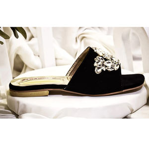 รองเท้าส้นเตี้ยสำหรับเจ้าสาวที่มีคุณภาพสูงมีรายละเอียดเข็มกลัดโลหะที่สวยงามและแผ่นรองนุ่มสบายสำหรับวันพิเศษของคุณ - Product Image 5