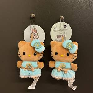 Muñeco de peluche de Hello Kitty de 4 pulgadas, edición <span class=keywords><strong>limitada</strong></span> Kahala Hotel, con falda azul de cuero hawaiano negro, colgante para bolso, de tela de algodón y malla - Product Image 3