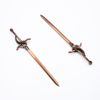 Fabrication sur mesure d'accessoires de jeu vidéo en métal : mini-axe, épée, couteau, fourche, lance, hache avec trou de suspension