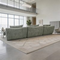 Canapé nuage à profil bas 3 places, modulaire et moelleux, pour salon loft à plafond haut et concept ouvert, décoration de luxe discret