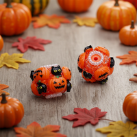 Halloween Orange Kürbis mit Gruseligem Gesicht Kleine Schwarze Katze Weiße Perlen Schleifendesign Klare Zucker-Acrylperlen