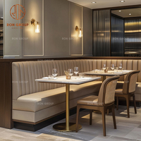 Ensemble de mobilier de restaurant, tables carrées en marbre avec canapé en cuir brun pour café et chaises à dossier en rotin tressé pour café