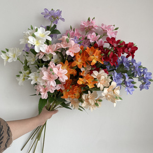 Fleurs artificielles individuelles 2026, décorations florales artificielles haut de gamme pour salles de mariage et maisons, fabricant de freesias en stock - Product Image 1
