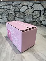 Kerstverpakkingen van gerecycled snoep, chocolade en fruit, met venster