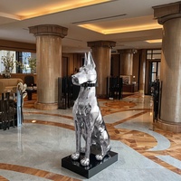 Élégante statue de chien lion en métal argenté avec accent doré Base en marbre de qualité supérieure Artisanat en résine pour villa de luxe ou espace commercial