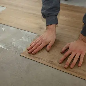 Carrelage de sol en PVC à texture de bois imperméable à l'eau revêtement de sol en vinyle lvt lvp à coller