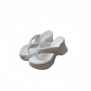 รองเท้าแตะแบบหนีบพื้นสูงสไตล์ฝรั่งเศส รุ่นใหม่ปี 2026 สำหรับผู้หญิง วัสดุ PU เหมาะสำหรับใส่ไปทะเล - Product Image 1